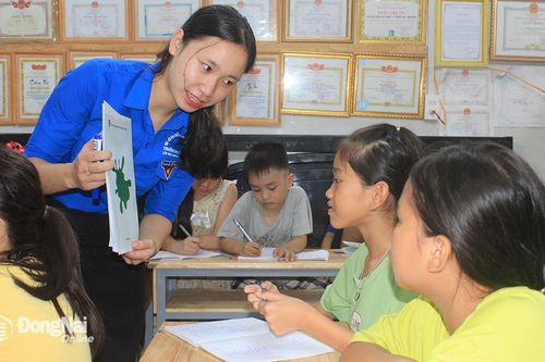 Lớp học hè của gia sư áo xanh