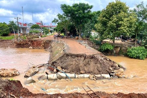 Đường đắp tạm qua suối Ia Pết tiếp tục bị nước lũ cuốn trôi