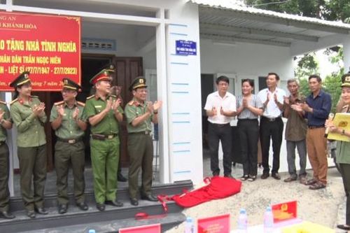 Công an tỉnh và UBMTTQ Việt Nam TP. Cam Ranh: Bàn giao nhà tình nghĩa cho 2 gia đình