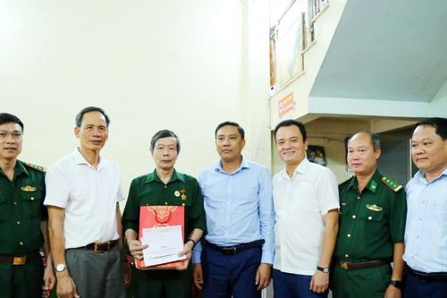 Phó Bí thư Tỉnh ủy Hoàng Giang tặng quà người có công với cách mạng tại huyện Mường Khương