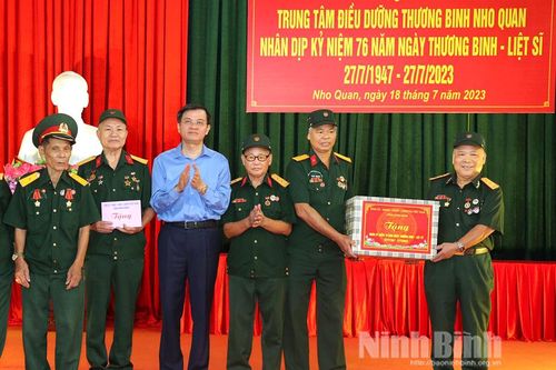 Các đồng chí lãnh đạo tỉnh thăm, tặng quà nhân kỷ niệm 76 năm Ngày Thương binh, Liệt sĩ (27/7)