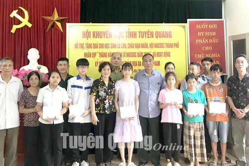 Tặng 15 suất quà cho học sinh nghèo