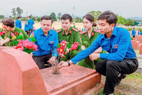 Ra quân Chiến dịch 'Hoa phượng đỏ - Kỳ nghỉ hồng'