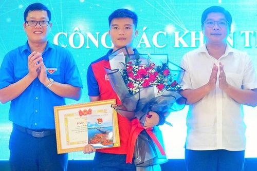 Tỉnh đoàn khen thưởng 3 VĐV đạt thành tích tại SEA Games 32