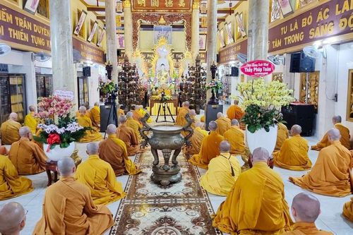 Chư Tăng Q.12 Bố-tát, thính giới tại trường hạ tập trung chùa Quảng Đức