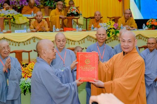 Ai quy định chư Tăng ngồi trên, trước chư Ni?