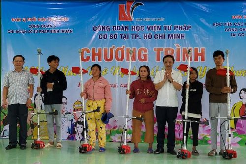 Học viện Tư pháp chăm lo cho gia đình chính sách, người có hoàn cảnh khó khăn
