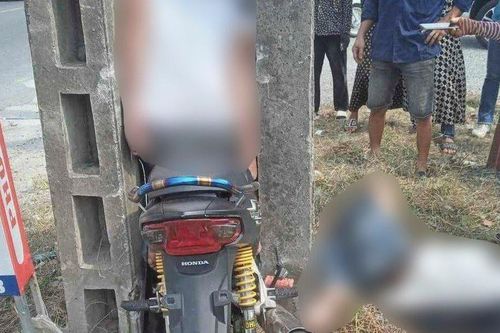 Thái Bình: Xe máy kẹp 3 đâm vào khe hở giữa 2 cột điện