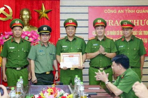 Thiếu tướng Đinh Văn Nơi khen thưởng lực lượng khám phá vụ trọng án