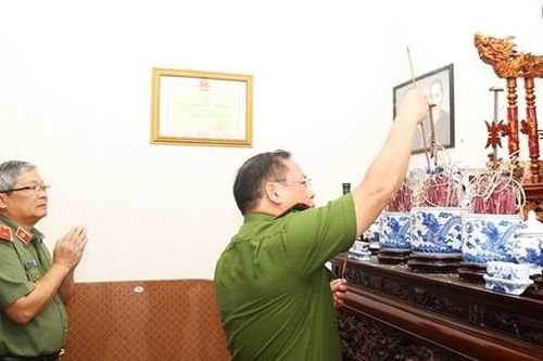 Thăm hỏi, tri ân gia đình các đồng chí cố lãnh đạo Bộ Công an