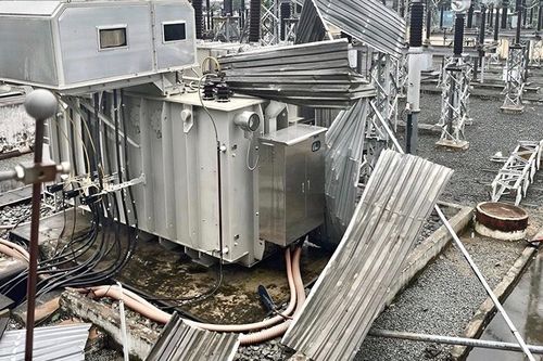 Mái tôn bay vào trạm biến áp trong giông lốc khiến khu công nghiệp mất điện