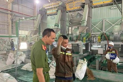Trưởng công an huyện đi xin việc làm cho đồng bào thiểu số
