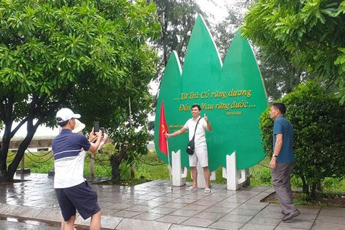 Móng Cái mưa nhỏ, khách tham quan chụp ảnh trước giờ bão số 1 đổ bộ