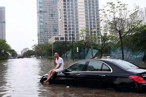 Giữ an toàn khi lái xe dưới trời mưa bão