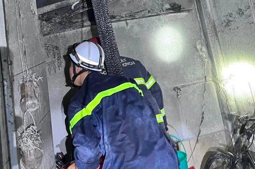 Kích hoạt điểm chữa cháy công cộng dập tắt đám cháy trong đêm