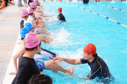 Dạy bơi miễn phí cho 130 trẻ em có hoàn cảnh khó khăn