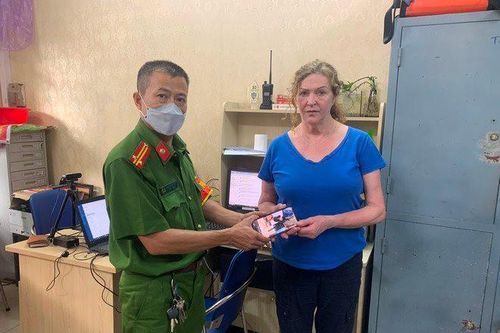 Khống chế cặp đôi trộm cắp tài sản của người nước ngoài trên phố đi bộ