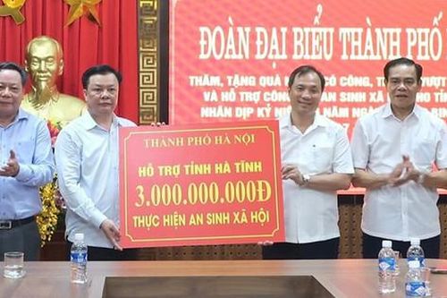 Hà Nội tặng quà, hỗ trợ 4 tỉnh miền Trung hơn 30 tỷ đồng