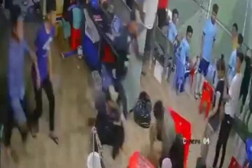 Ngồi xem bóng đá, nam thanh niên bị nhóm người lao vào tấn công hội đồng