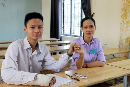 Điểm số cực bất ngờ của thí sinh đặc biệt, được giám thị chép bài thay và bị giám sát của nhiều thiết bị hiện đại