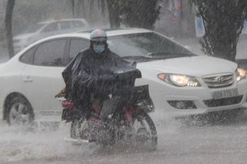 Công an Hà Nội chỉ cách tham gia giao thông an toàn mùa mưa bão
