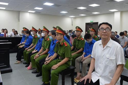 Cựu cán bộ quản lý thị trường và hàng chục bị cáo hầu tòa vụ sách lậu