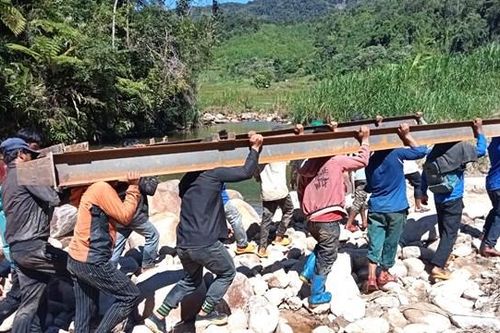 Băng rừng, vượt suối làm cầu cho dân