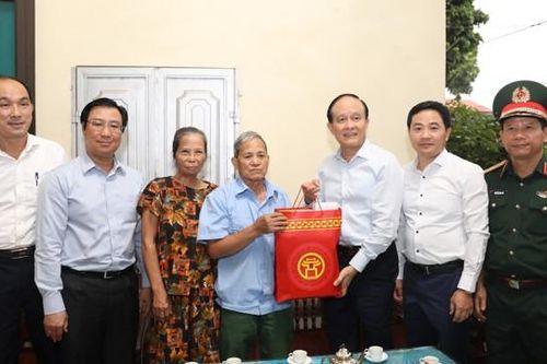 Chủ tịch Nguyễn Ngọc Tuấn thăm, tặng quà người có công, gia đình chính sách
