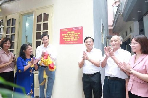 Quận Hai Bà Trưng: Gắn biển công trình cải tạo nhà cho người có công