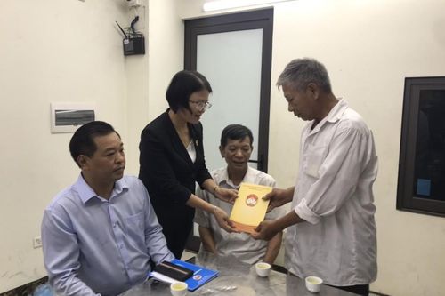 Lãnh đạo Thành phố kịp thời hỗ trợ gia đình trong vụ cháy ở Hoài Đức