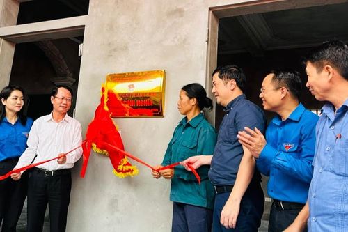 Ba Vì: Khánh thành và bàn giao công trình thanh niên tại xã Tòng Bạt
