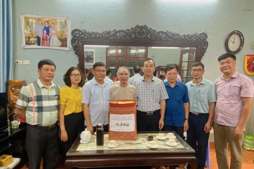 Huyện Thanh Trì thăm, tặng quà gia đình người có công, thân nhân liệt sĩ