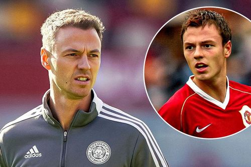 MU gây choáng với tân binh... Jonny Evans sau khi tước băng đội trưởng của Maguire