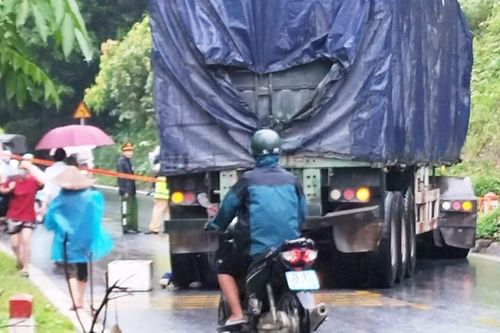 Lào Cai: Xe máy va chạm xe đầu kéo làm 2 người tử vong tại chỗ