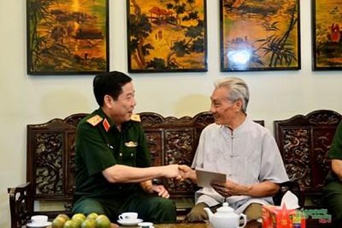 Trung tướng Nguyễn Văn Gấu thăm, tặng quà các đồng chí nguyên lãnh đạo Tổng cục Chính trị Quân đội nhân dân Việt Nam