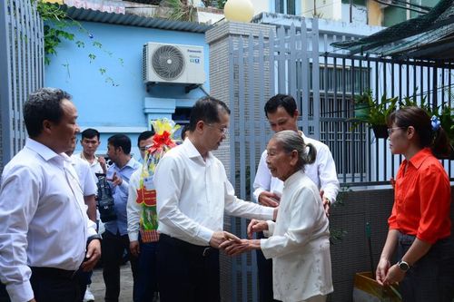 Bí thư Thành ủy Đà Nẵng Nguyễn Văn Quảng thăm các gia đình chính sách tiêu biểu