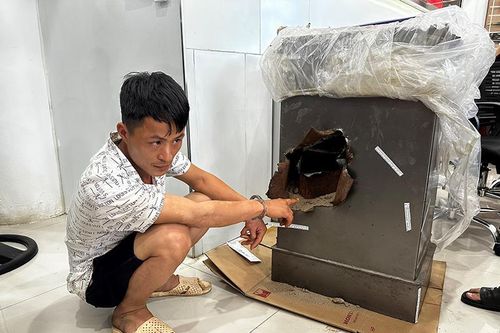 Phá két sắt trộm tài sản