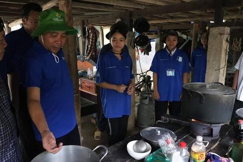 Giám đốc ĐHQG TP. HCM thăm, tặng quà sinh viên tình nguyện 'Mùa Hè Xanh' tại Đồng Tháp