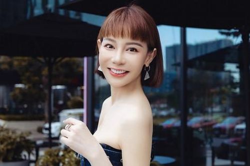 Không theo style quyến rũ, 'Hoa hậu nổi tiếng về độ giàu có V-biz' khác lạ với hình ảnh đầy tinh tế