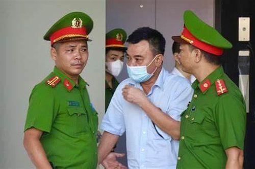 Cựu Thiếu tướng Nguyễn Anh Tuấn: 'Không ai tặng rượu lại để trong cặp số'