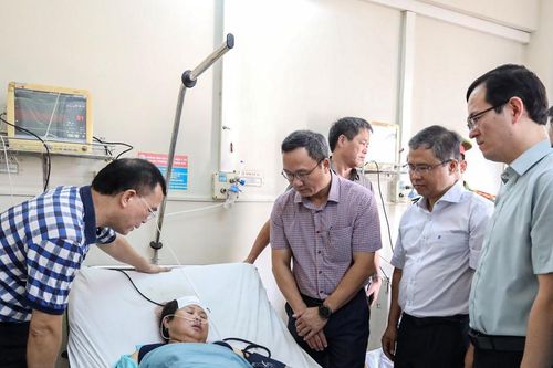Thăm hỏi, động viên các nạn nhân trong vụ tai nạn trên đèo Khánh Lê