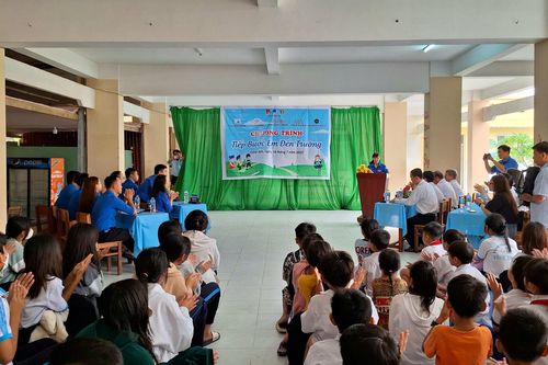 Trao học bổng cho học sinh có hoàn cảnh khó khăn vùng xa