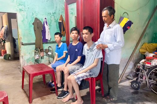 Cha nghèo hơn 20 năm 'cõng' ước mơ cho con