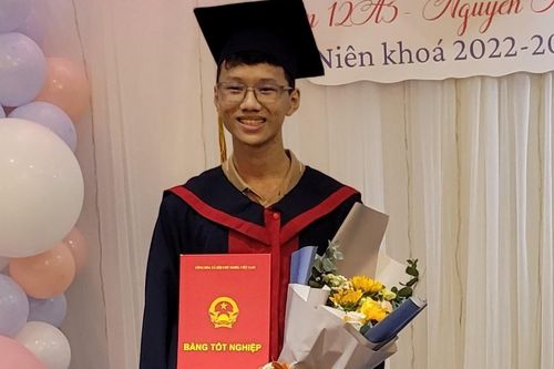 Thủ khoa khối A01 xếp hạc giấy lúc nghỉ ngơi