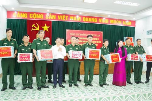 Bí thư Tỉnh ủy Vĩnh Phúc thăm, tặng quà Đồn Biên phòng cửa khẩu quốc tế Thanh Thủy