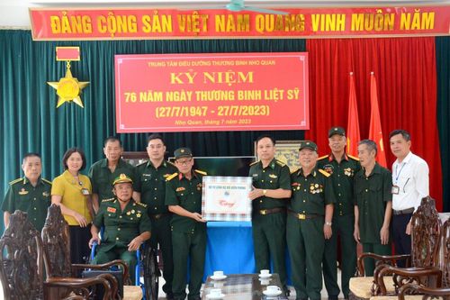 Bộ Tư lệnh BĐBP thăm, tặng quà các trung tâm điều dưỡng thương binh