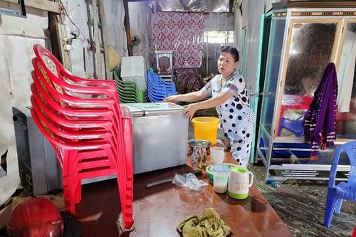 Mưa giông do bão số 1 kéo sập nhiều nhà, làm chìm 2 tàu cá ở Cà Mau