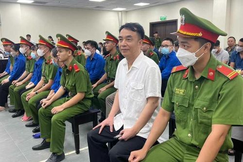 Cựu Cục phó Cục Quản lý thị trường Trần Hùng và 35 người khác hầu tòa