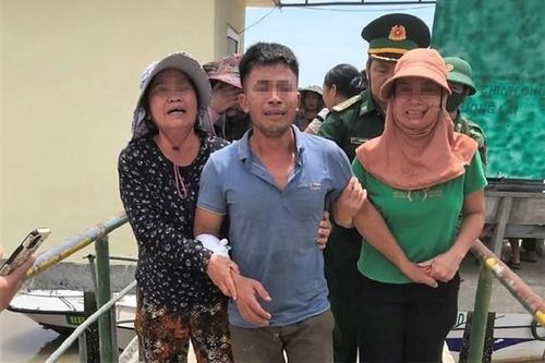 Ngư dân rơi nước mắt khi được cứu sống từ tàu cá bị chìm