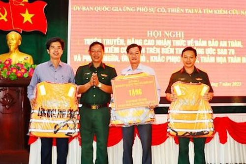Nâng cao nhận thức về đảm bảo an toàn, tìm kiếm cứu nạn trên biển cho ngư dân
